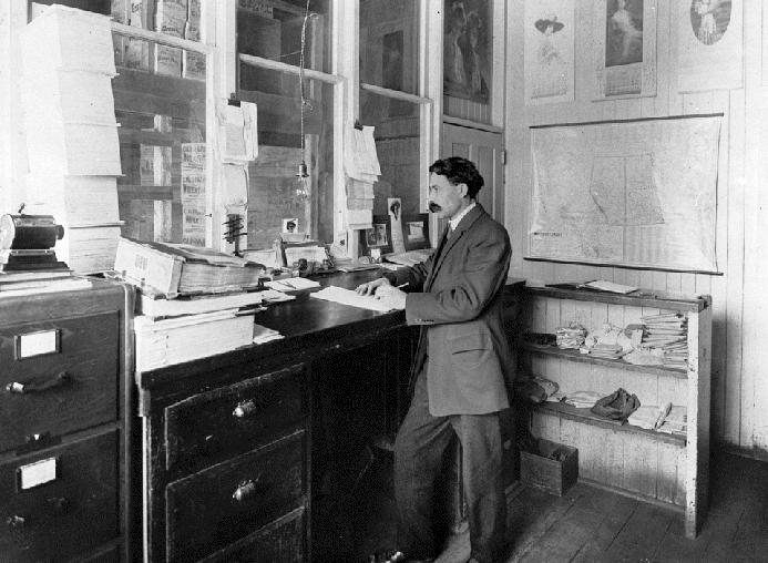 4StandarDigital's tweet photo. “You kids think you invented the standing desk!” #office #tbt https://t.co/Qd2QSzVgkl