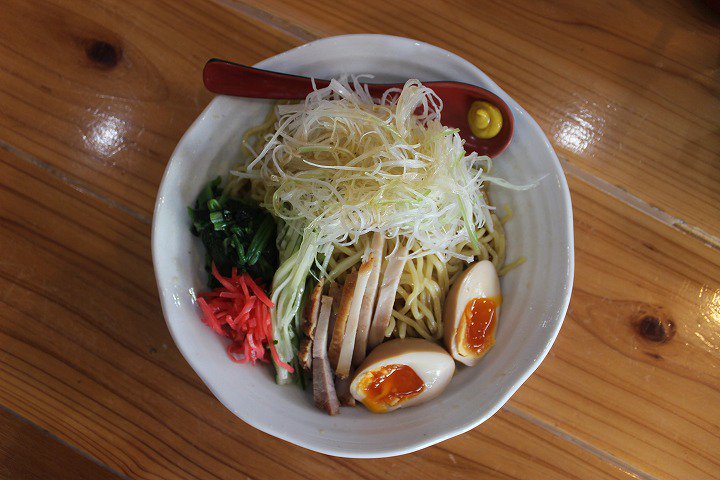 5mmで丸刈り日記 豊見城市名嘉地 だるま家 冷やし中華 750円 17年6月 夏季限定麺 酢醤油ダレ 具は白髪ネギ 味玉 豚肉 キュウリ ほうれん草 紅生姜とマスタードが添えられてる 席にお好みで調整可能な辛ニラがある 麺の硬さを聞かれて硬めで