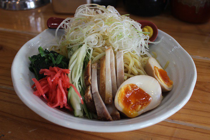 5mmで丸刈り日記 豊見城市名嘉地 だるま家 冷やし中華 750円 17年6月 夏季限定麺 酢醤油ダレ 具は白髪ネギ 味玉 豚肉 キュウリ ほうれん草 紅生姜とマスタードが添えられてる 席にお好みで調整可能な辛ニラがある 麺の硬さを聞かれて硬めで