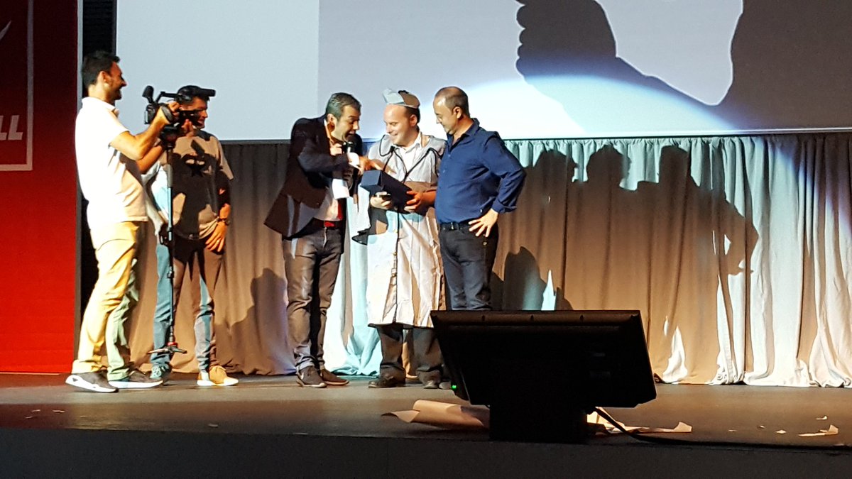 AutogrillIberia's tweet photo. Premios por su excelente trato a los clientes a Argentina de La Safor y Héctor de Benicarló #Autogrill17 https://t.co/5JedkMwK3H