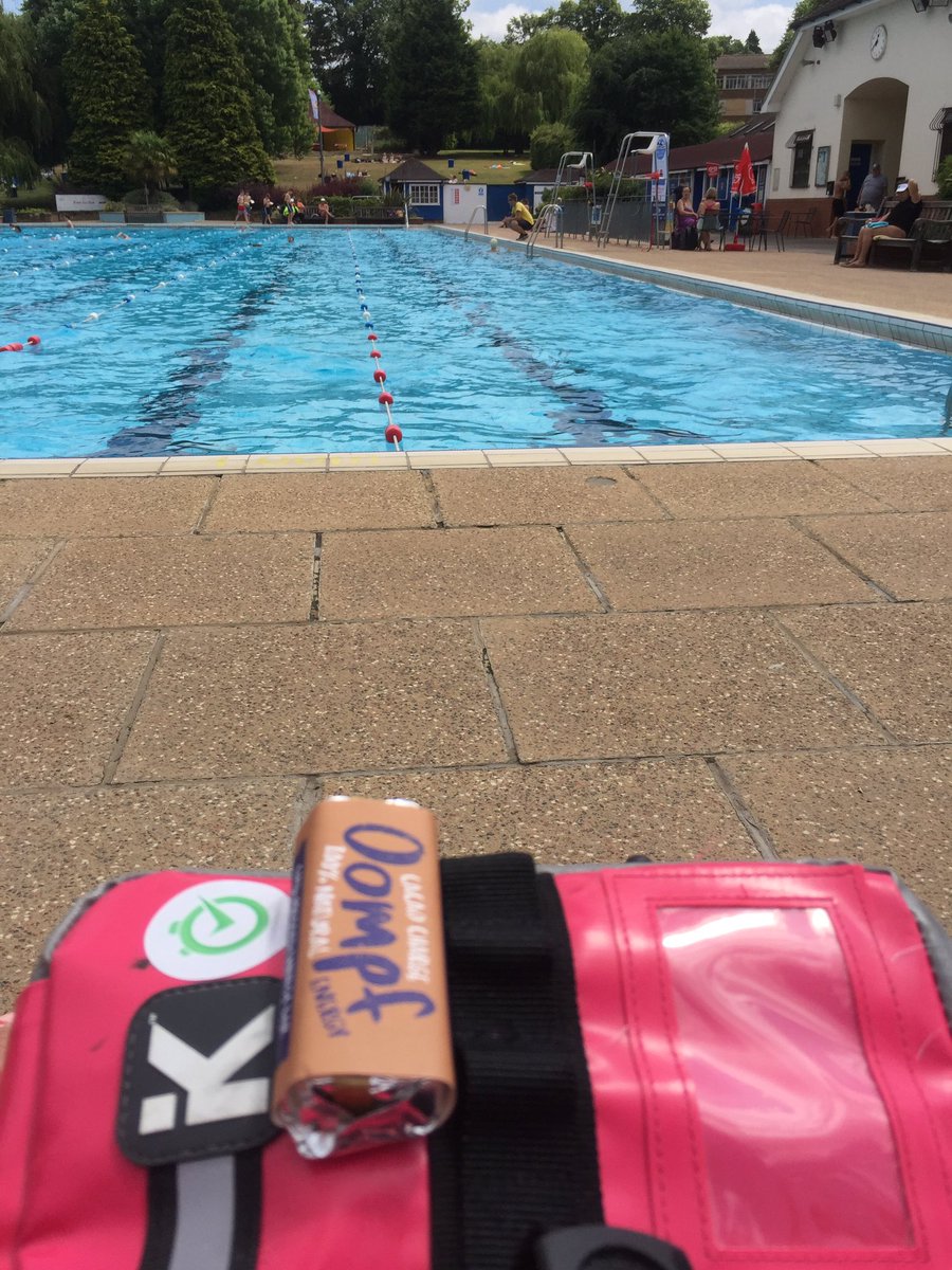 helsvarc's tweet image. Giving it some @oompfenergy at the Lido today! 🏊‍♀️💦☀️#Taperweek @race_check #visorclub @KitBrix #uktrichat