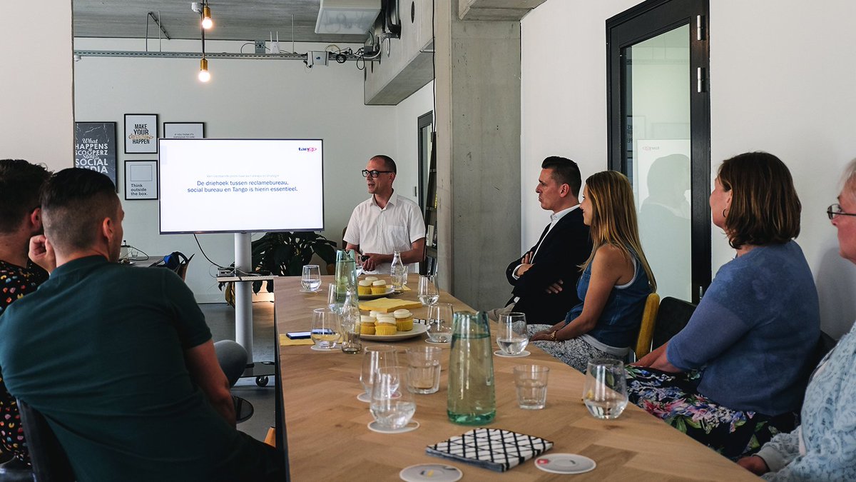 Hoe je een onbemand tankstation een gezicht geeft. <a href="/andreopdeweegh/">André Op de Weegh</a> praat ons bij over hoe webcare werkt voor @TangoTankstations #webcare