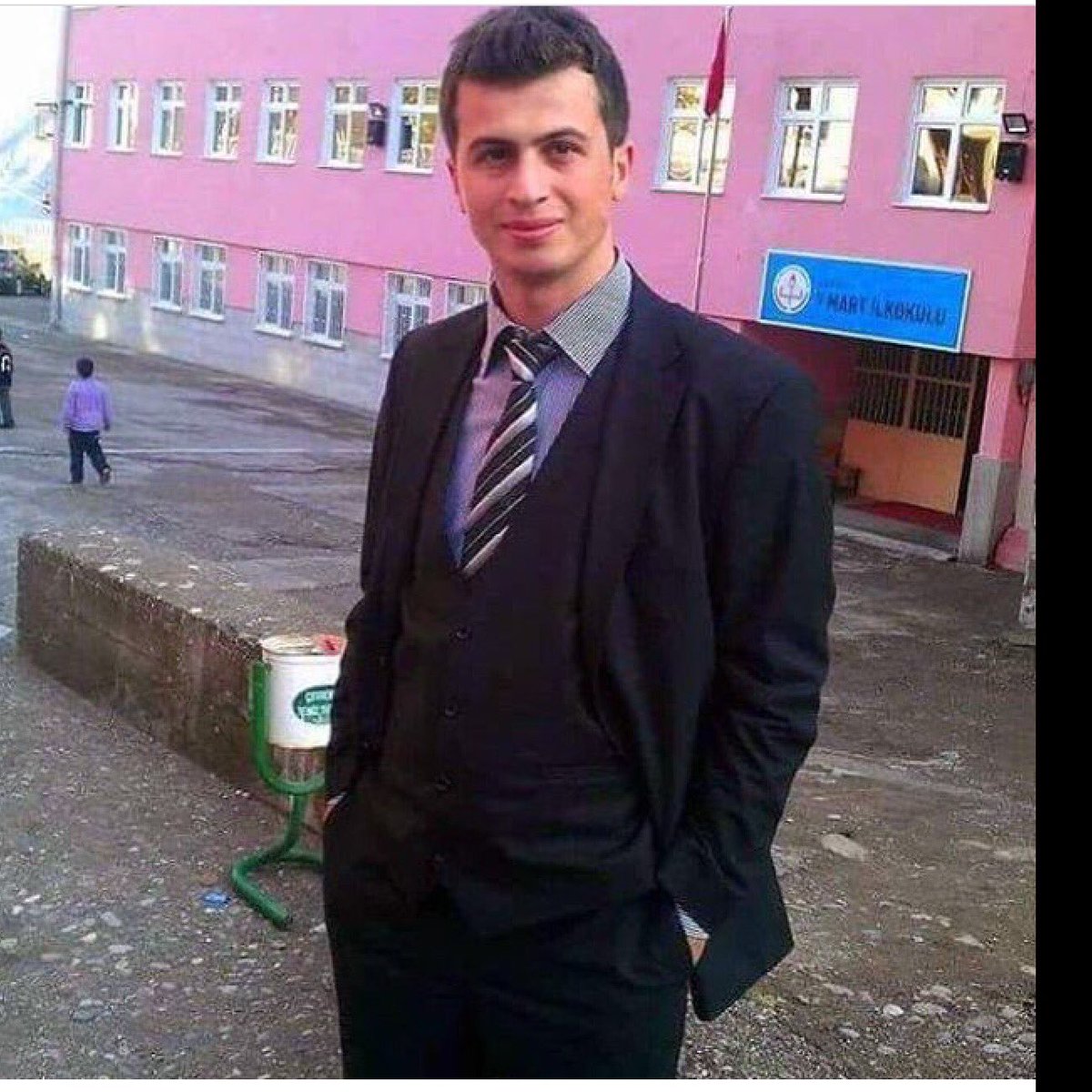 Yoksul bir köydeki kürt çocuklarını bilginin ışığı ile aydınlatmaya çalışan öğretmeni öldürerek neyin savaşını vereceksin insan değilsin