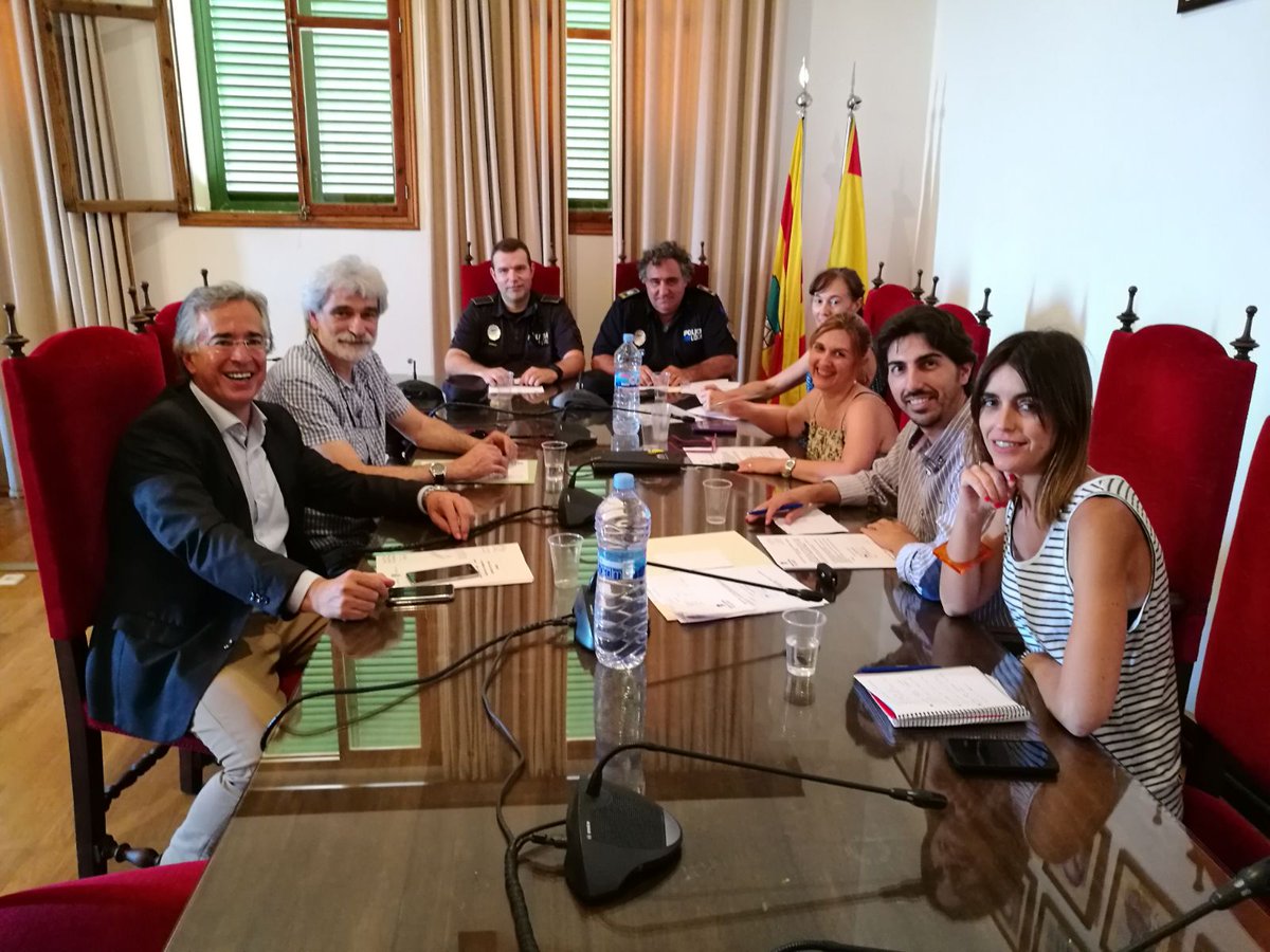 AjSesSalines's tweet photo. En uns minuts, el batle @BRoigGalmes en directe als informatius @IB3radio per parlar de mesures adoptades a la #JuntaSeguretat per #estiu17 https://t.co/zlXua7SjtE