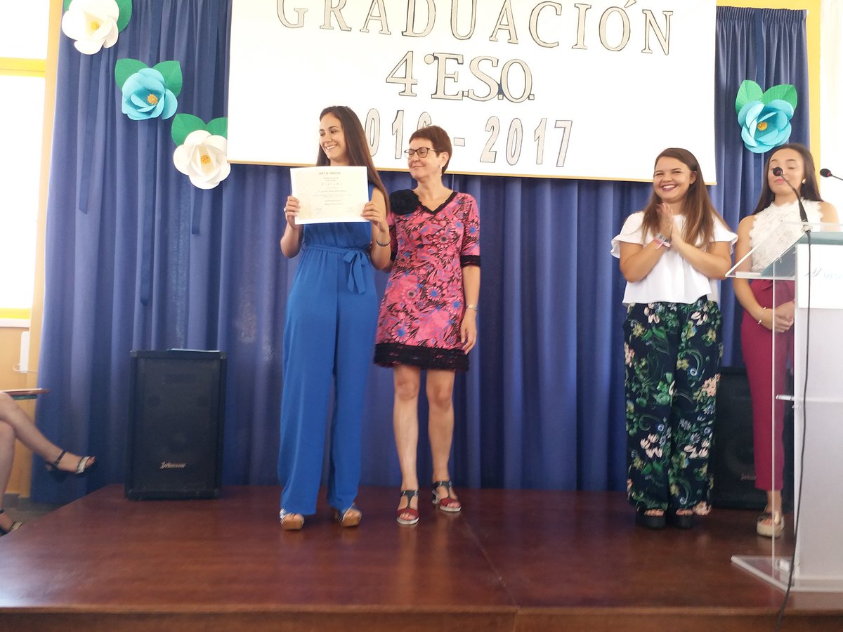 IESMeditMalaga's tweet photo. Graduación 4° ESO. Tras el esfuerzo llega la recompensa. Enhorabuena  alumnos, familias, profesores y personal no docente del Mediterráneo. https://t.co/ICazzQpswS