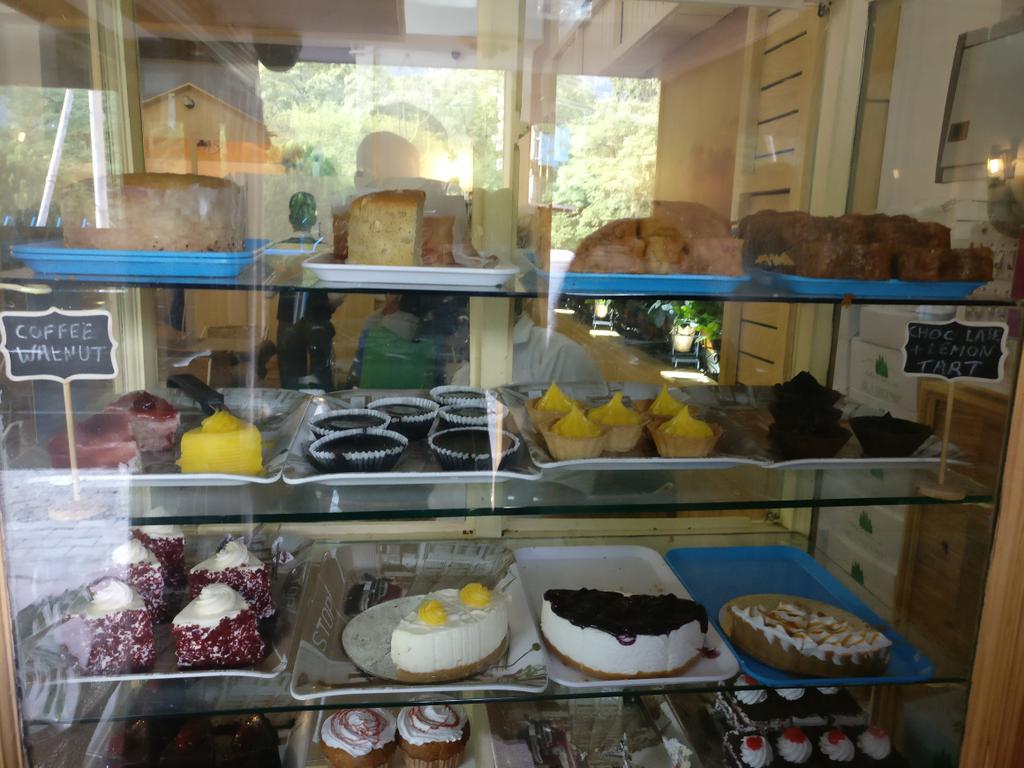 AshishXL's tweet photo. Best pastry shop in the town, since childhood. #Sakleys #since1944 https://t.co/0hKYvfmJiX