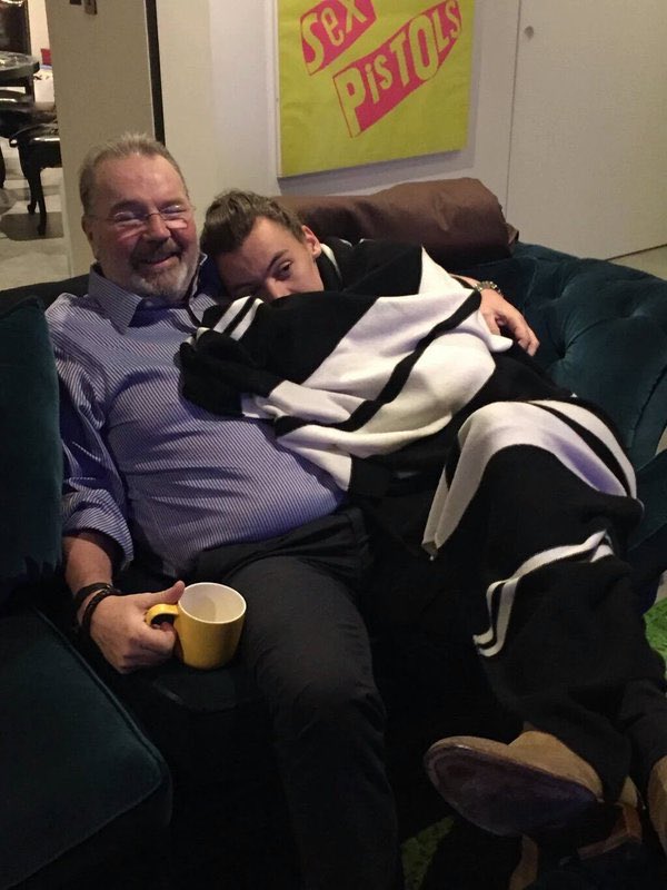 ouryearniall's tweet photo. "-Why do the best people die?
-When you're in a garden, which flowers do you pick?
-The most beautiful ones"
  #RIPRobin https://t.co/P6ZgpgmtwW