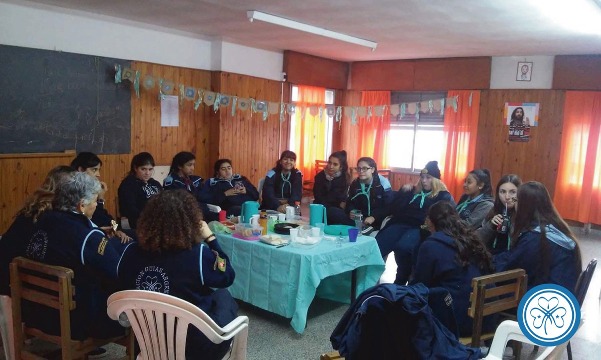 GuiasArgentinas's tweet image. La actividad de #Edelweiss y #Ayenhue incluyó merienda compartida, el intercambio de experiencias, danzas y canciones con toda la Comunidad.