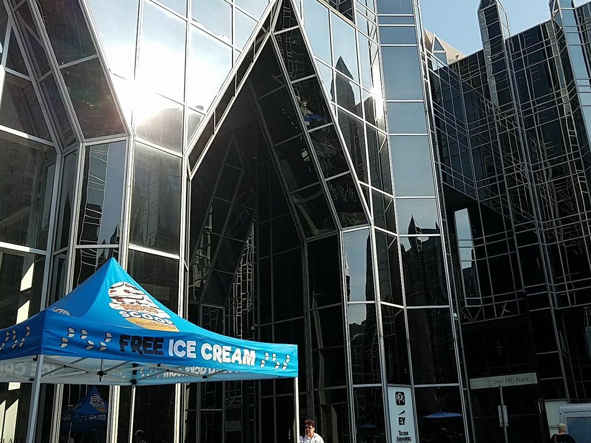 Moose_Tracks's tweet image. Tents are going up #Pittsburgh! Meet us in 2 hours at PPG Plaza for free Moose Tracks 😎