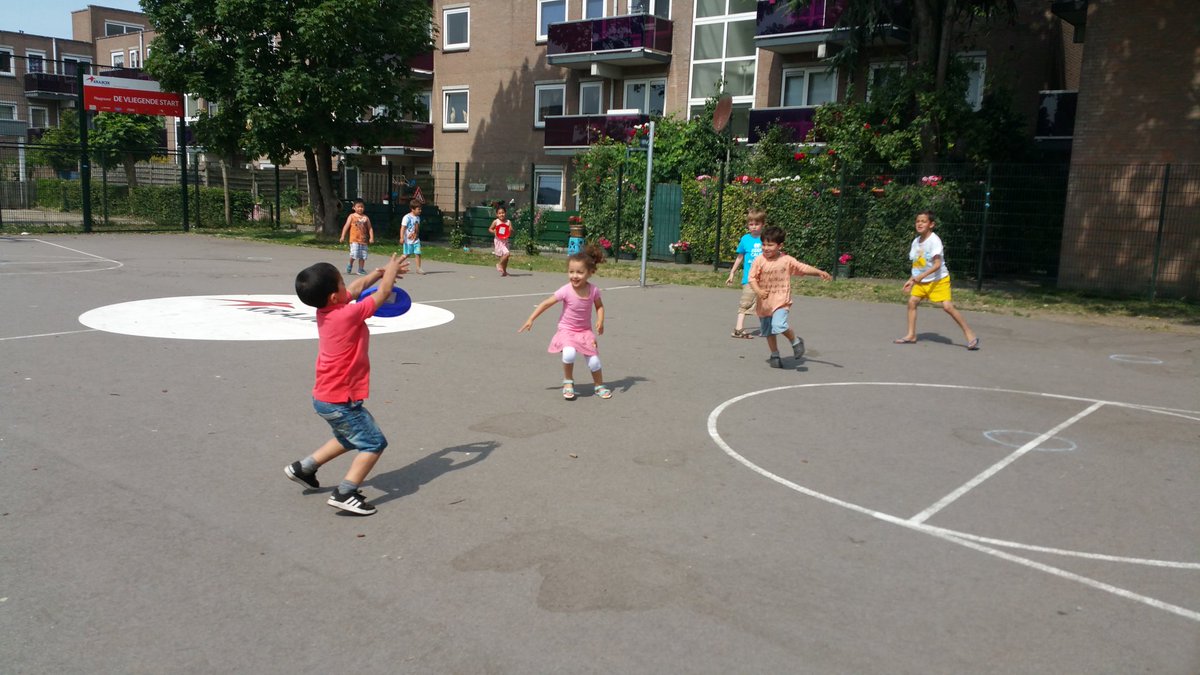 Ondanks het warme weer en het tropenrooster heerlijk gefrisbeed met de kleuters op De Kleine Vliegenier!