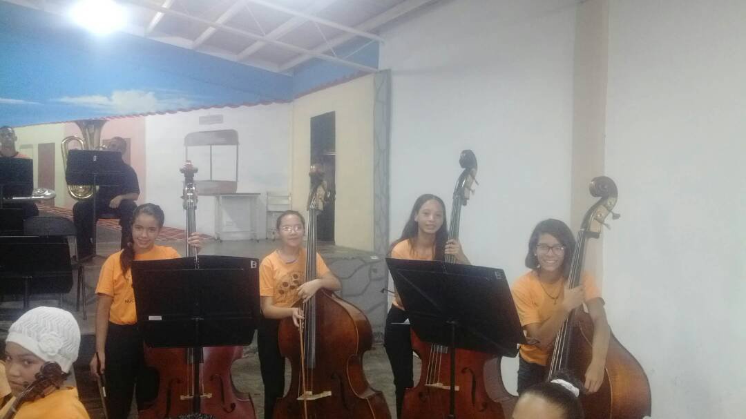 afcaracas's tweet photo. 21JUNIO2017 listos los contrabajos de la Orquesta Infantil Núcleo 23 de Enero para la #fiestadelamusica
#vivelamusica #FDLM #AFVenezuela https://t.co/i2aKAo9wbi
