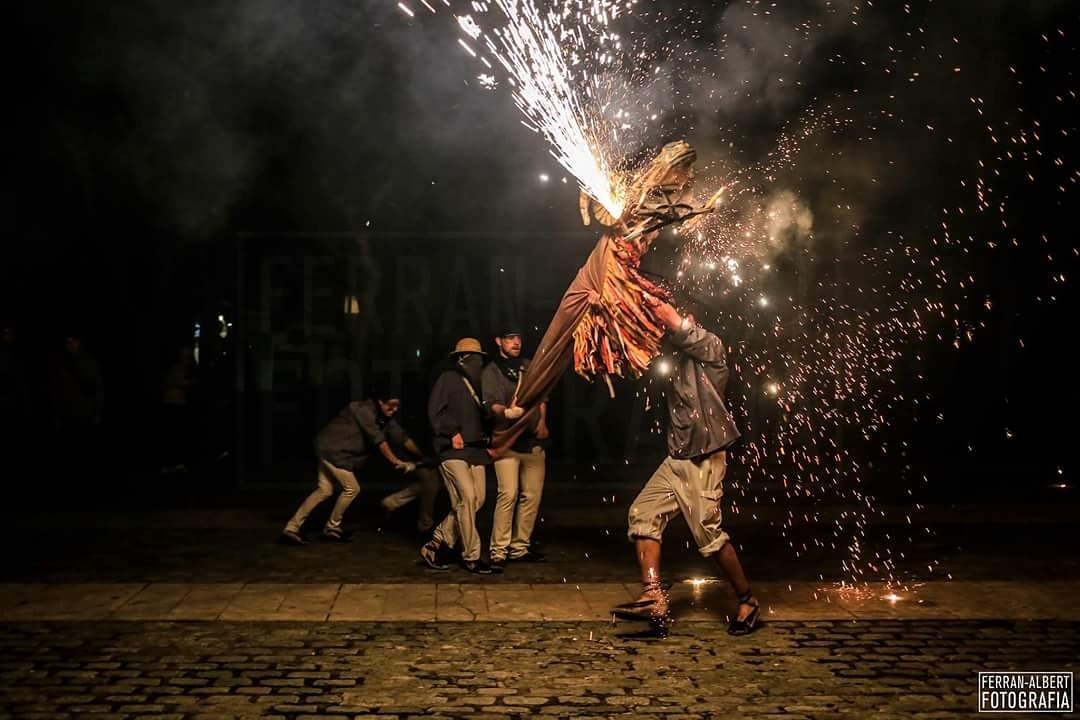 DEMÀ!Ja arriba la nostra gran nit! I la cabra lluirà la bandera LGTBI en suport al col·lectiu per les repetides agressions. #stoplgtbifòbia