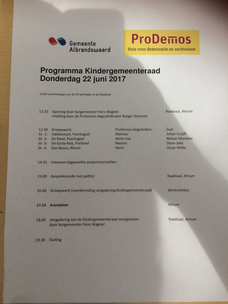 Leuk! Vanmiddag zijn wij bij de voorbereiding van de kinderraad.