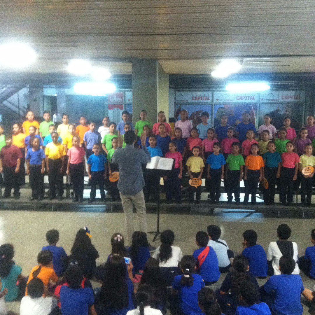afcaracas's tweet photo. En el Núcleo San Agustín 21 de junio las voces del coro infantil cantaron para la #fiestadelamusica #vivelamusica #FDLM #AFVenezuela https://t.co/NmYBT92eLg