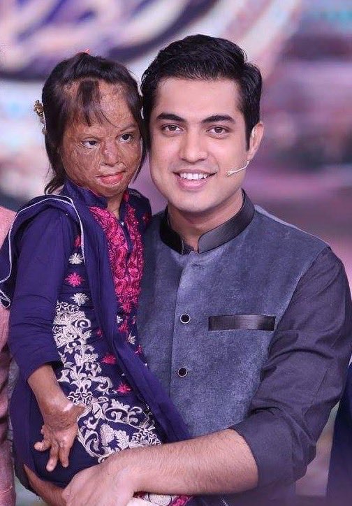 iqrarulhassan's tweet photo. ہمیں ماتھے پہ بوسہ دو
کہ ہم کو تتلیوں کے
جگنوؤں کے دیس جانا ہے
کبھی ہم خوبصورت تھے !! https://t.co/vcQx3EBkhi