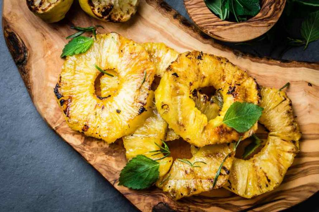 bedevoted's tweet photo. Prepare homemade grilled Pineapples for your summer backyard parties!  https://t.co/6t7PixLcTZ via @AppyBistro https://t.co/LdLGQtUfEd