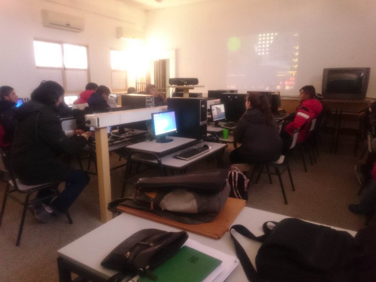 LutyGk44's tweet photo. #PEXA2017 Tec. J.Azurduy Maury nos enseña Autocad mediante el juego del Counter Strike @EnsenaxArg @milliebuch https://t.co/j0rawj7a7a