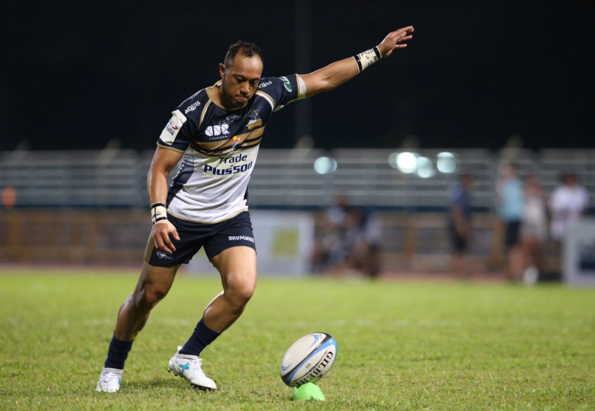 FOXSportsNews's tweet photo. PHOTO OF THE NIGHT:
@BrumbiesRugby player Christian Lealiifano slots a conversion in his first game back since being diagnosed with leukemia https://t.co/C92XjZi2iC