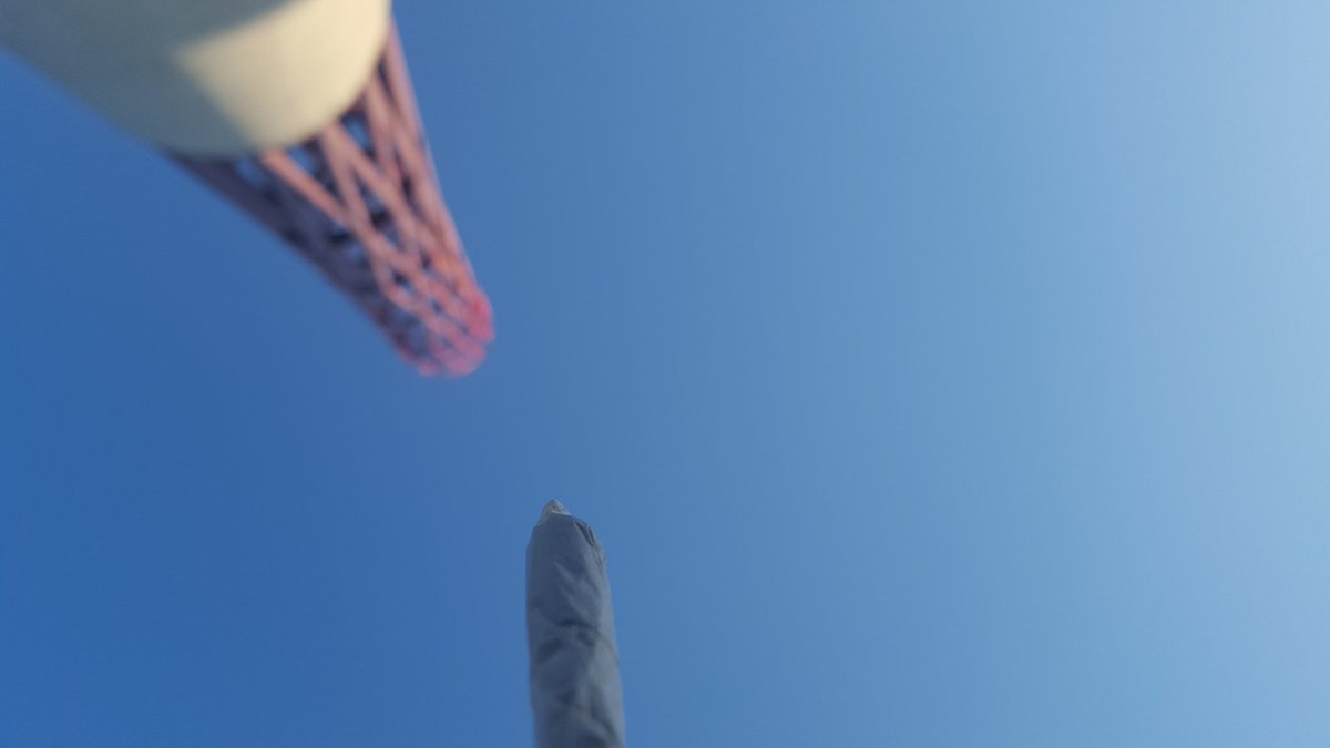 DeepInitUK's tweet image. Had a #competition with the big red #zoot on #Nottingham #uni campus. Theirs might be bigger...but mine was higher 😉🍁🔥💨 #420 #bluesky #sunny