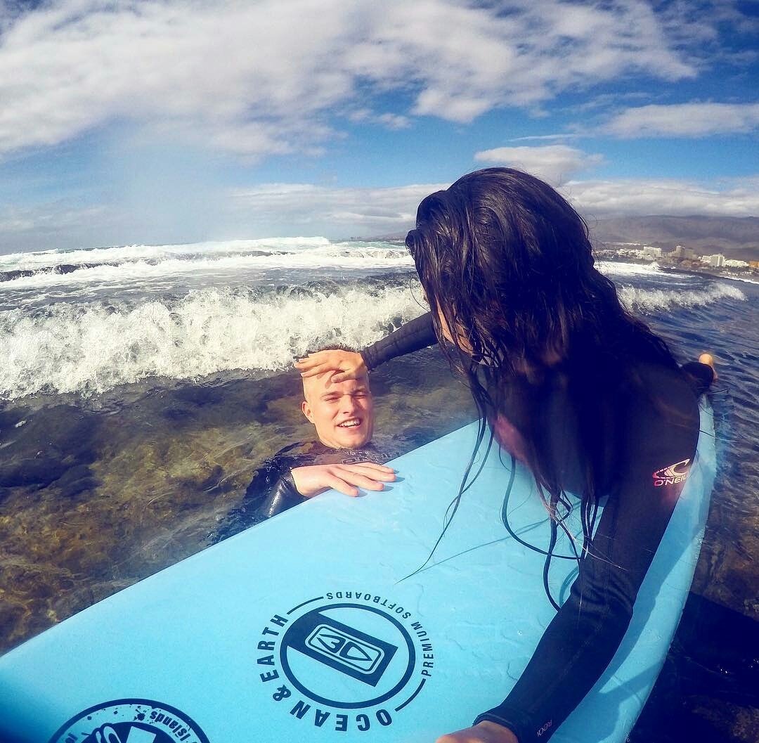 RemoteWorkerz's tweet photo. When someone tries to steal your wave. #sorrykobe 📷@kimber_murph #RemoteWorkers #surfing #challenger #girlswhotravel https://t.co/N97ltA0khK
