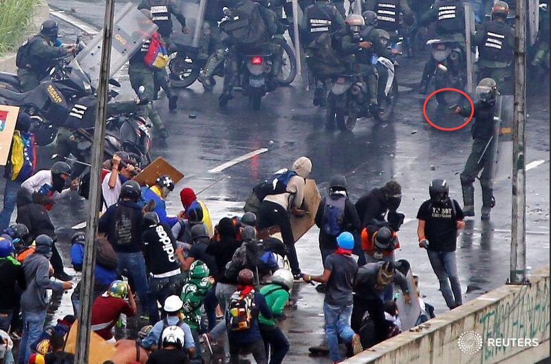 KevinTeran27's tweet photo. GNB Ataca con arma de fuego a manifestantes. guerra? Abuso de poder? Que tristeza !! https://t.co/yMDhX4Z0ye