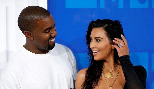 LEXPRESS_dix's tweet photo. Kim Kardashian et Kanye West vont avoir un troisième enfant par mère porteuse https://t.co/oQbku5qpU3 https://t.co/Vz8z6vKynJ