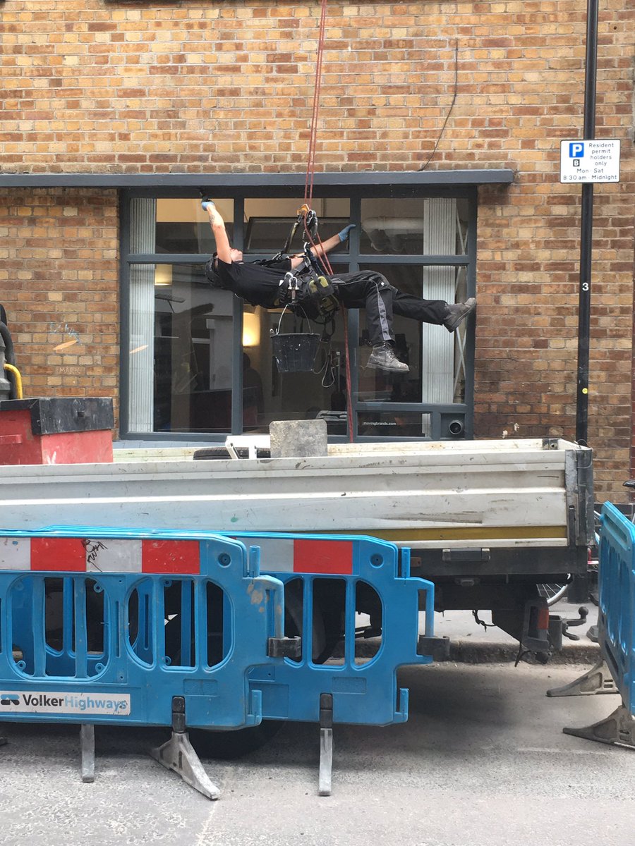 brucebrendon's tweet image. .@TomCruise #decorating #ShoreditchStyle @movingbrands