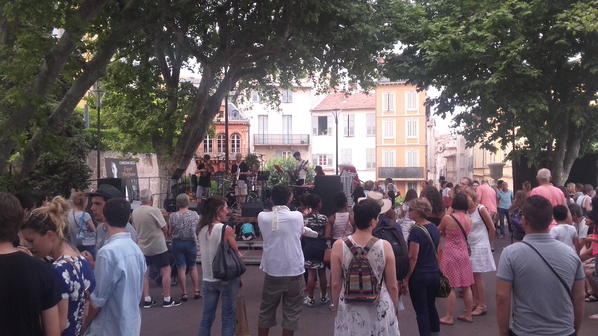 JEANRENELAGET's tweet photo. A la #FeteDeLaMusique #FeteDeLaMusique2017 à #Grasse #Grasse06 - #CAPG #AlpesMaritimes - #RPF #RPFJ #RPF06 #RPFJ06 #RPFGrasse #Laget #RPR 2 https://t.co/rOTKIw1bnp