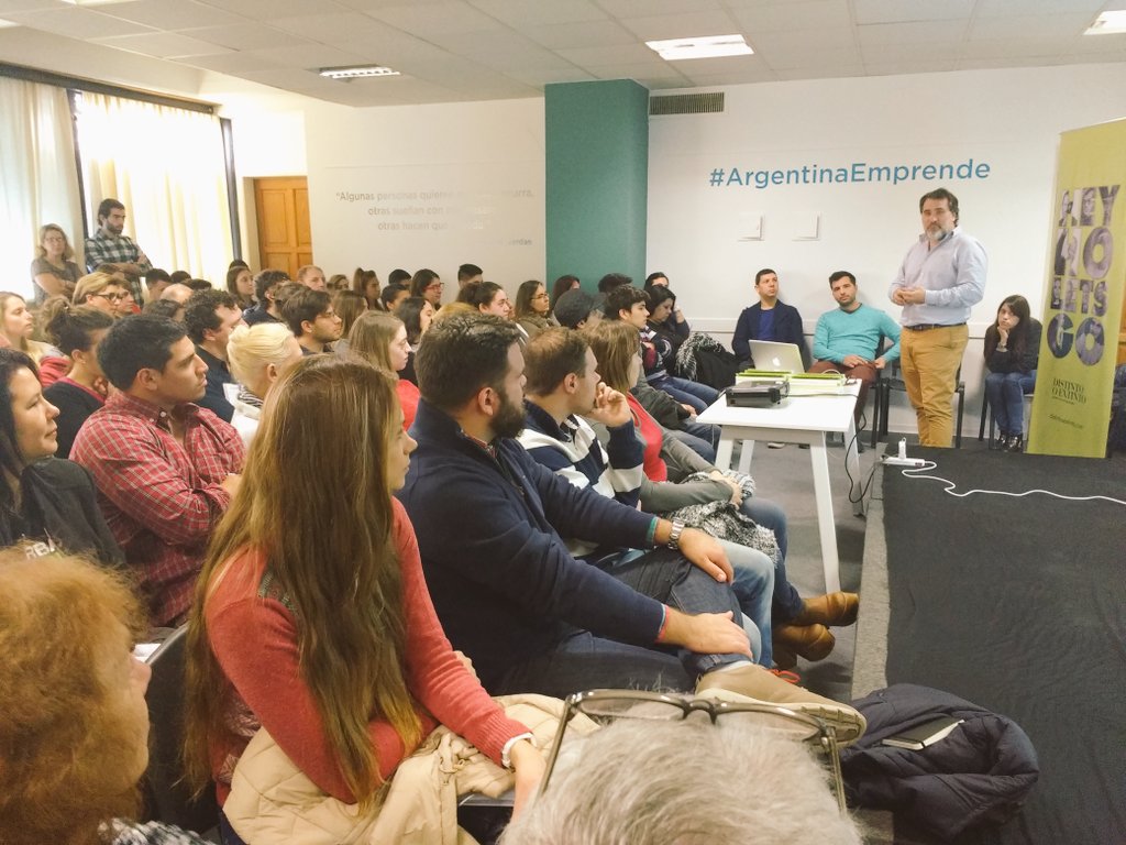 HernanBobrovsky's tweet image. Nos quedó chico el auditorio del #clubdeemprendedoresRosario Como diseñar un plan de MKT digital distinto! con Fundación Rosario Emprende