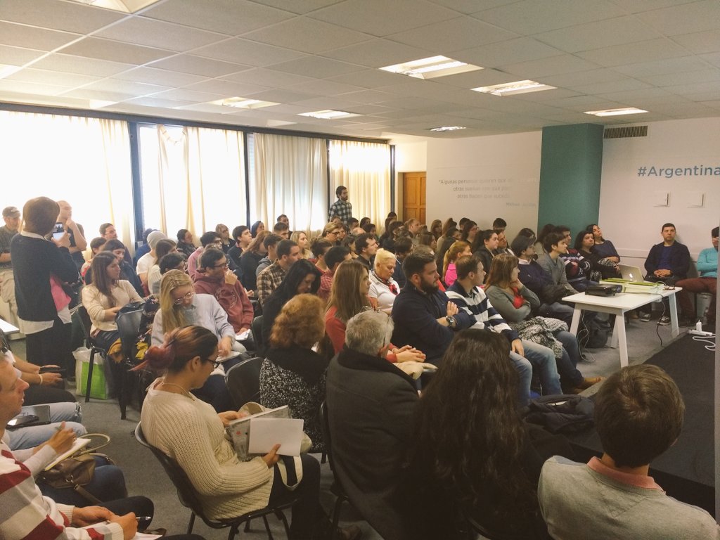 HernanBobrovsky's tweet image. Nos quedó chico el auditorio del #clubdeemprendedoresRosario Como diseñar un plan de MKT digital distinto! con Fundación Rosario Emprende