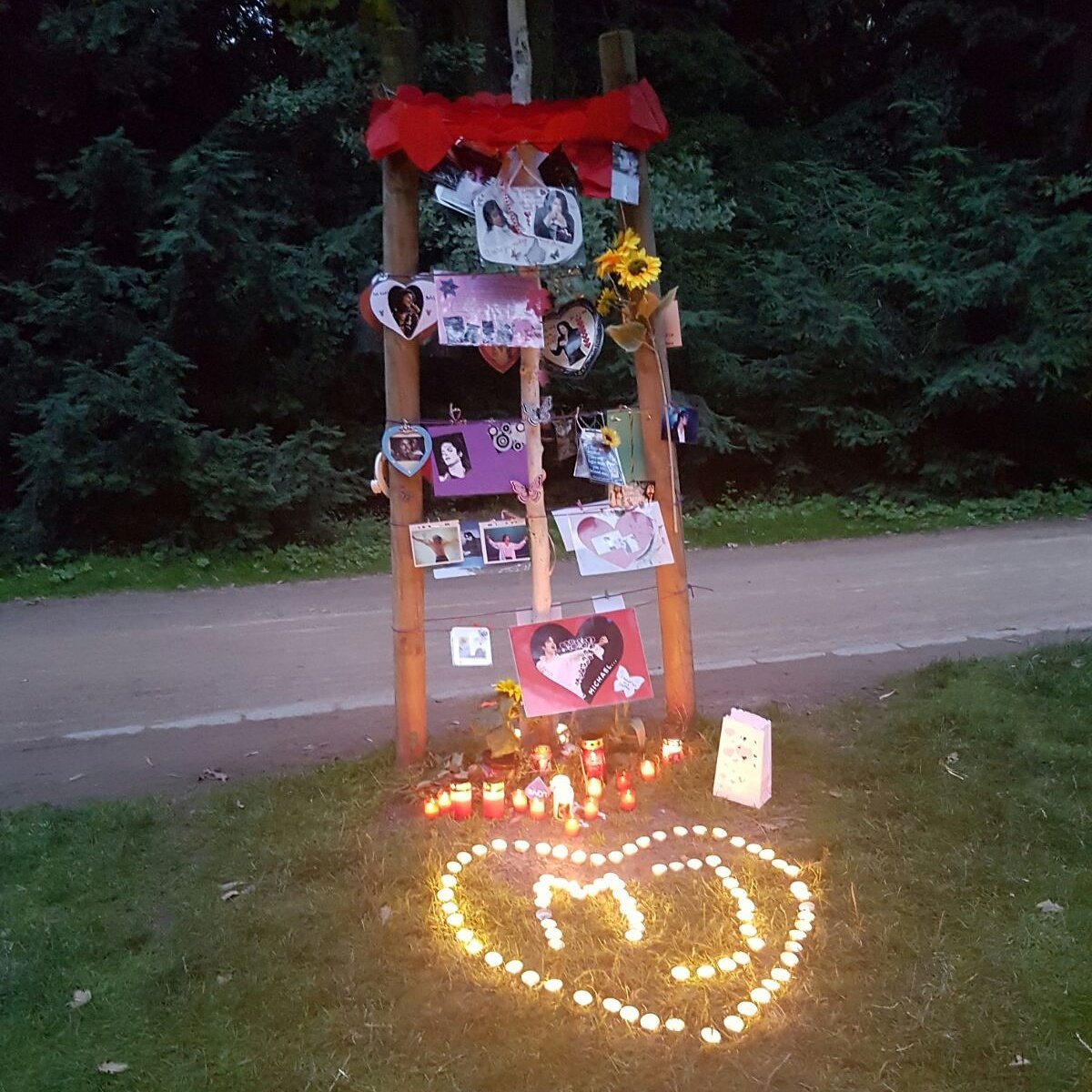 mjparties's tweet photo. 25.6 ein Tag wo einem die Worte fehlen😢. Es ist als wäre es gestern gewesen 😔 Treffen ab 14 Uhr am Baum jeder bringt was fürs Picknick mit. https://t.co/VwceMuWffj