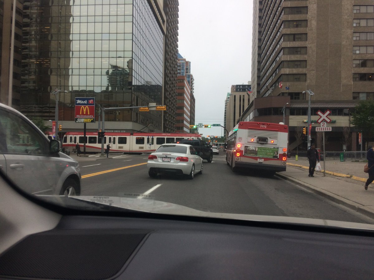 Lim8047's tweet photo. @calgarytransit Got plans to make continual green light in DT then the 4-car train won't block the intersection? Seen this many times. https://t.co/nmM4yOAwd3