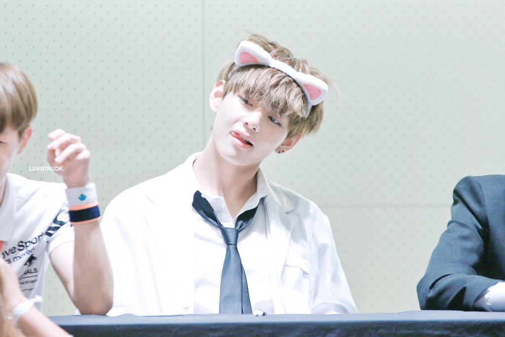 Violet__Tae's tweet photo. 저 고양이 귀 뇌파 측정해서 움직이는 네코미미라는 건데 뇌파가 활발할수록 귀도 많이 움직인다고 함 그래서 말인데 졍극이가 테형이한테 저거 씌우고 섹🔞스 하는거 보고싶다 테형 섹🔞스 하는 중에 너무 좋아서 귀 격정적으로 움직이고

#국뷔 #국뷔연성 https://t.co/U0cZg98B0y