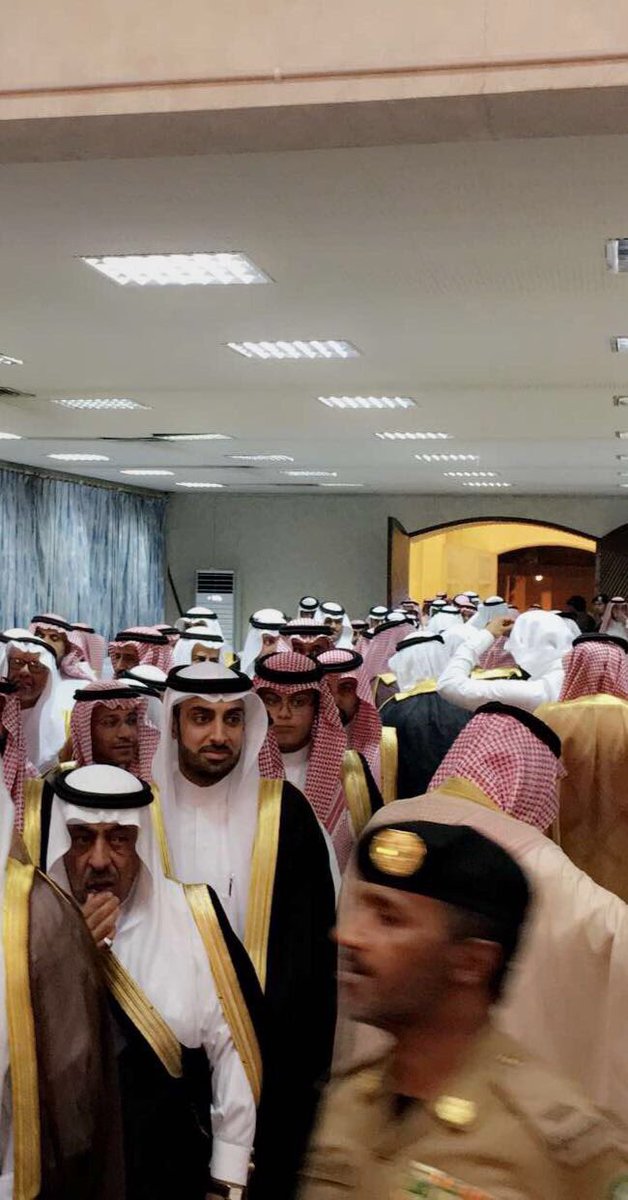 وكيل المحافظ ووفد عائلة القطان مع جموع من اهالي #الاحساء لمبايعة ولي العهد لدى محافظ الاحساء الامير بدر بن جلوي