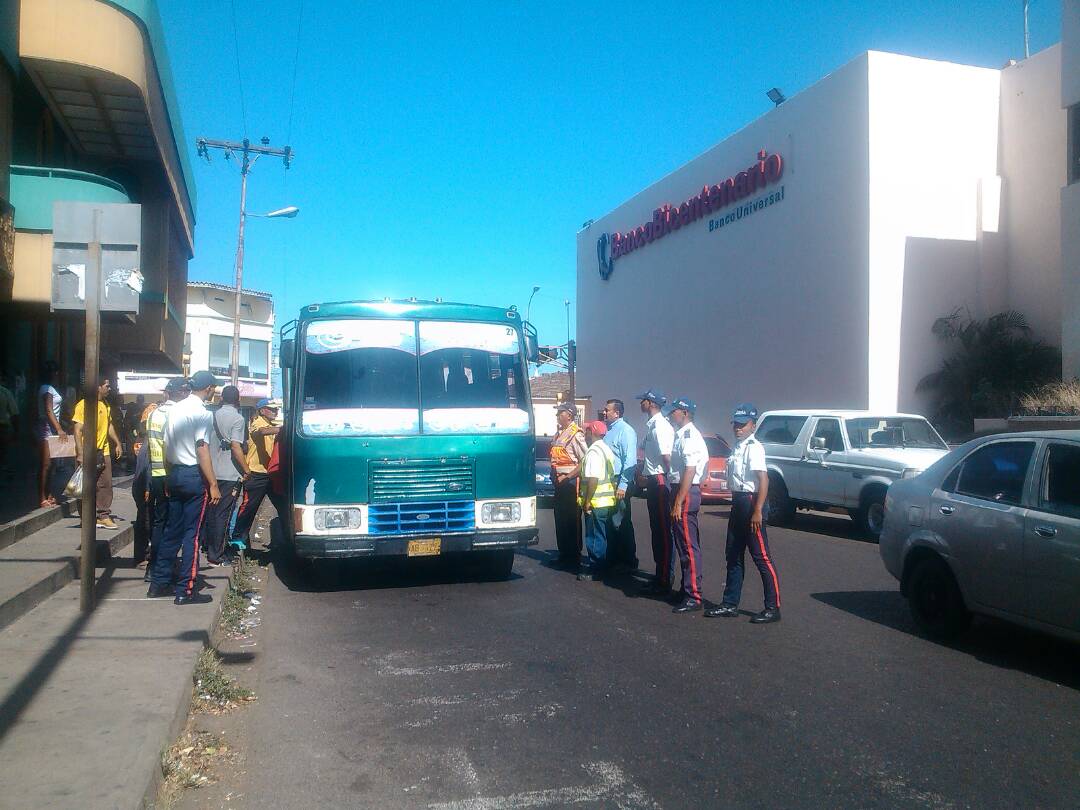 IMTTMIRANDA's tweet photo. IMTT junto a PNB y UNES,operativos para educar y   culturizar el ordenamiento vial en nuestra Ciudad, servicio de transporte mas Humanista👍 https://t.co/6pfd2TehY6