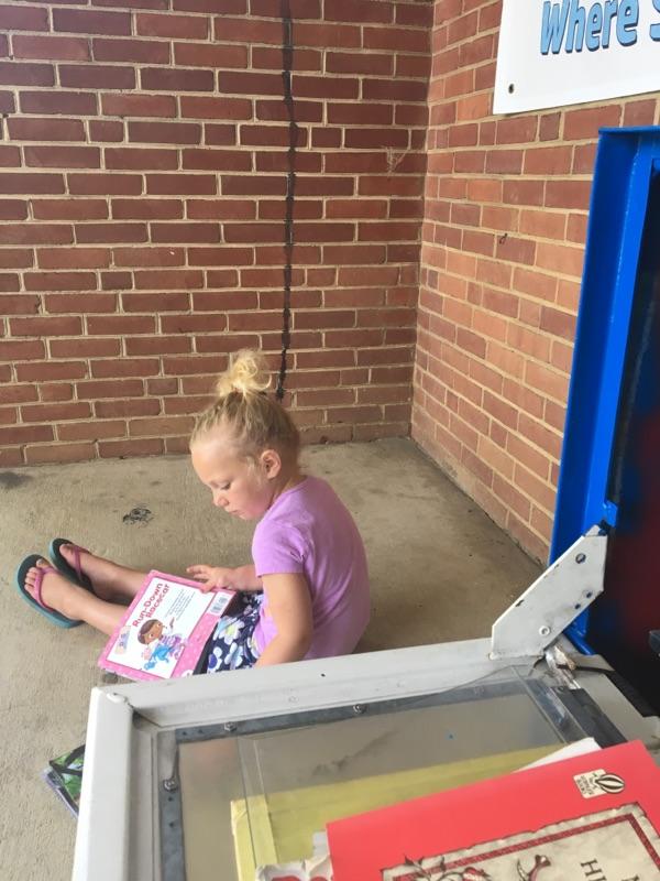 Everyone loves a good book! Todo el mundo ama un buen libro! #sistersreadtogether #EdgewaterReads #AACPSAwesome