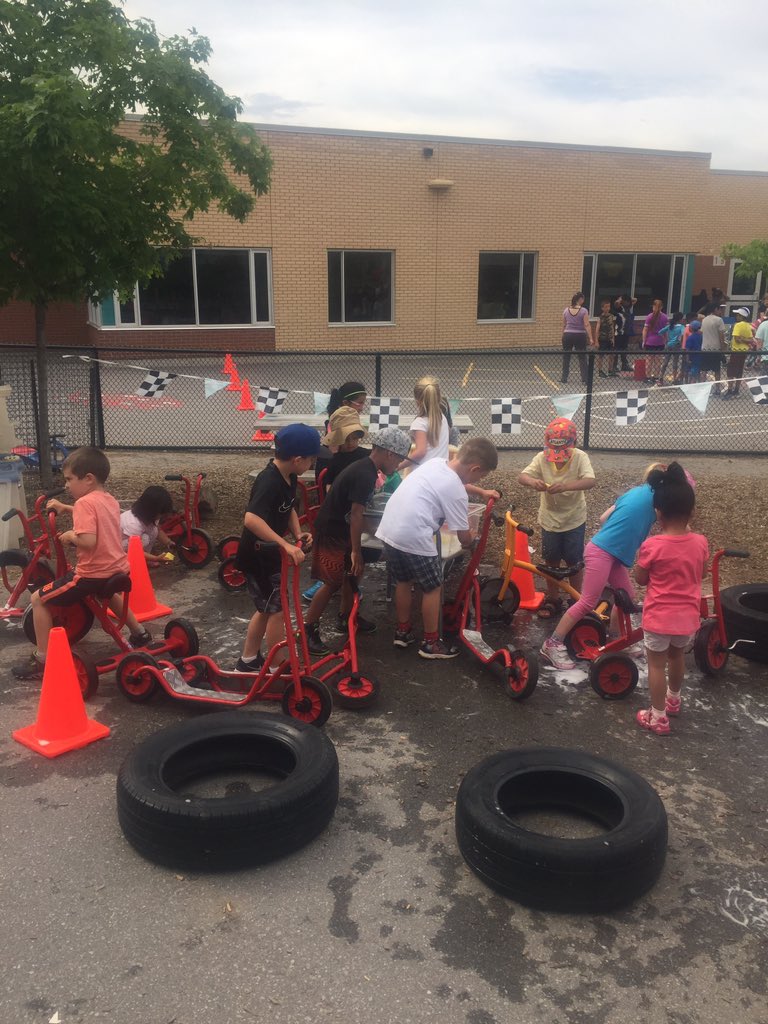 BekarTate's tweet photo. Kindergarten play day! Car wash! https://t.co/FW8RDHZ9NV