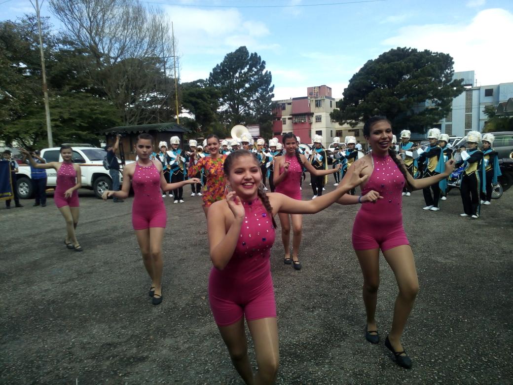 DPDTachira's tweet photo. Ahora @DPDTachira Fomentando una Cultura de Paz en la Plaza Unidad Vecinal junto a #FUNBAVIV y el @GobiernoTachira #TachiraSeMuevePorLaPaz https://t.co/w8z6yCsdzK