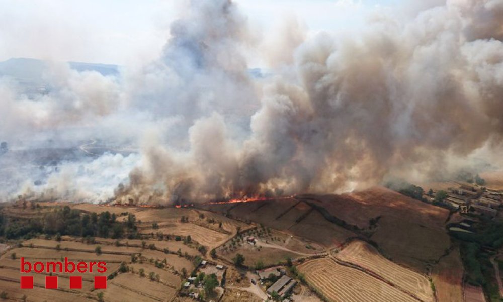 bomberscat's tweet photo. 24 terrestres i 7 aeris #bomberscat treballant ara mateix en 1 incendi de vegetació agrícola a Sant Fruitós de Bages (des de les 15.39h) https://t.co/yckR56E5cu