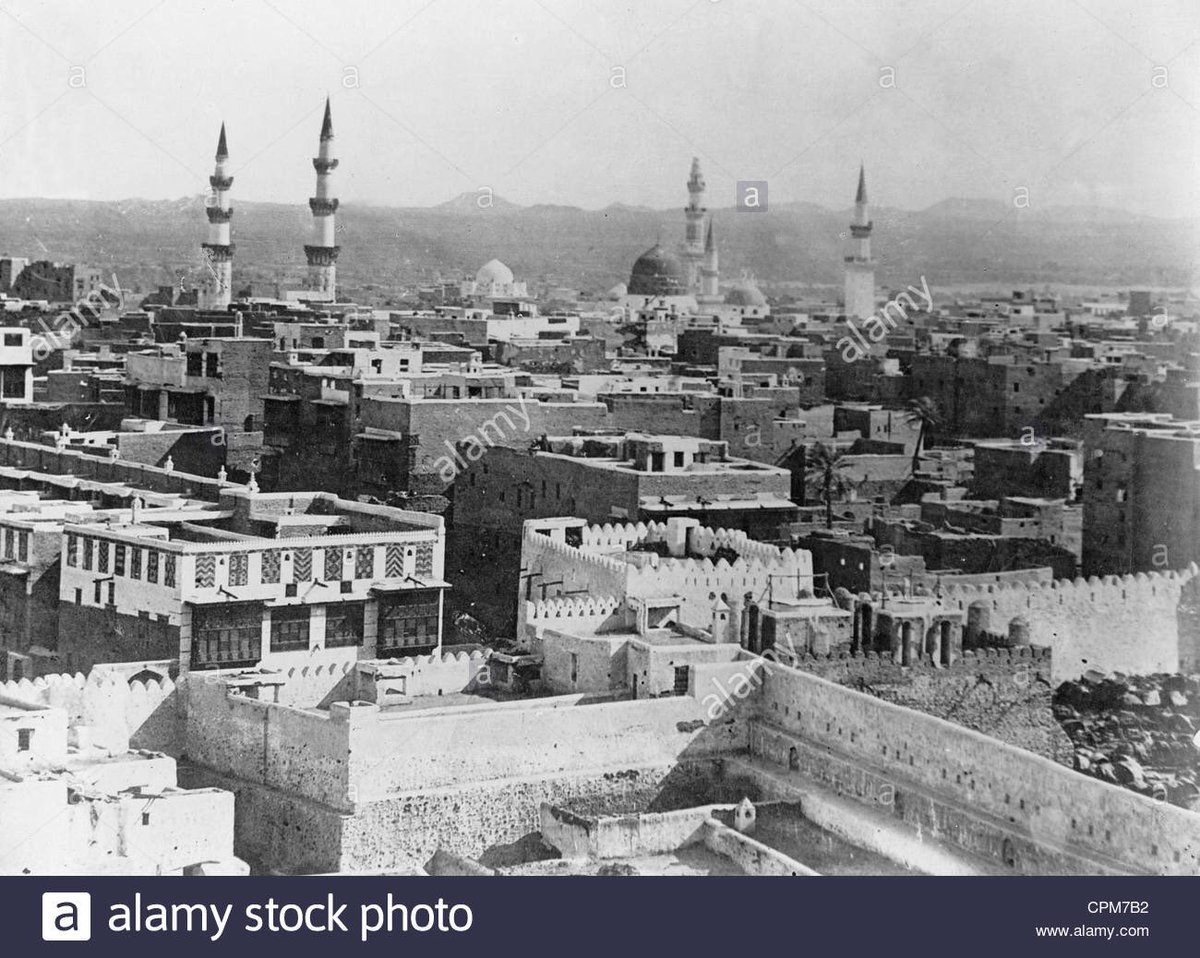 Photostory_1's tweet photo. عام 1916 قام التركي فخري باشا بجريمة في حق اهل المدينة المنورة صادر طعامهم واجبر النساء والاطفال على بناء الحصون مقابل الحصول على نصف رغيف https://t.co/7JB4uzw1um