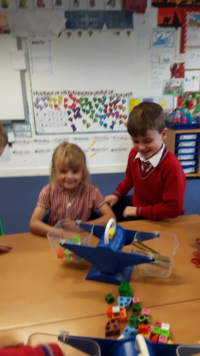 ysgolbrynhedydd's tweet photo. #year1JR using balance scales to weigh objects around class. #mathsinclass #practicalmaths #DIAIUTF #YBH https://t.co/Xp7J3ZOg5d