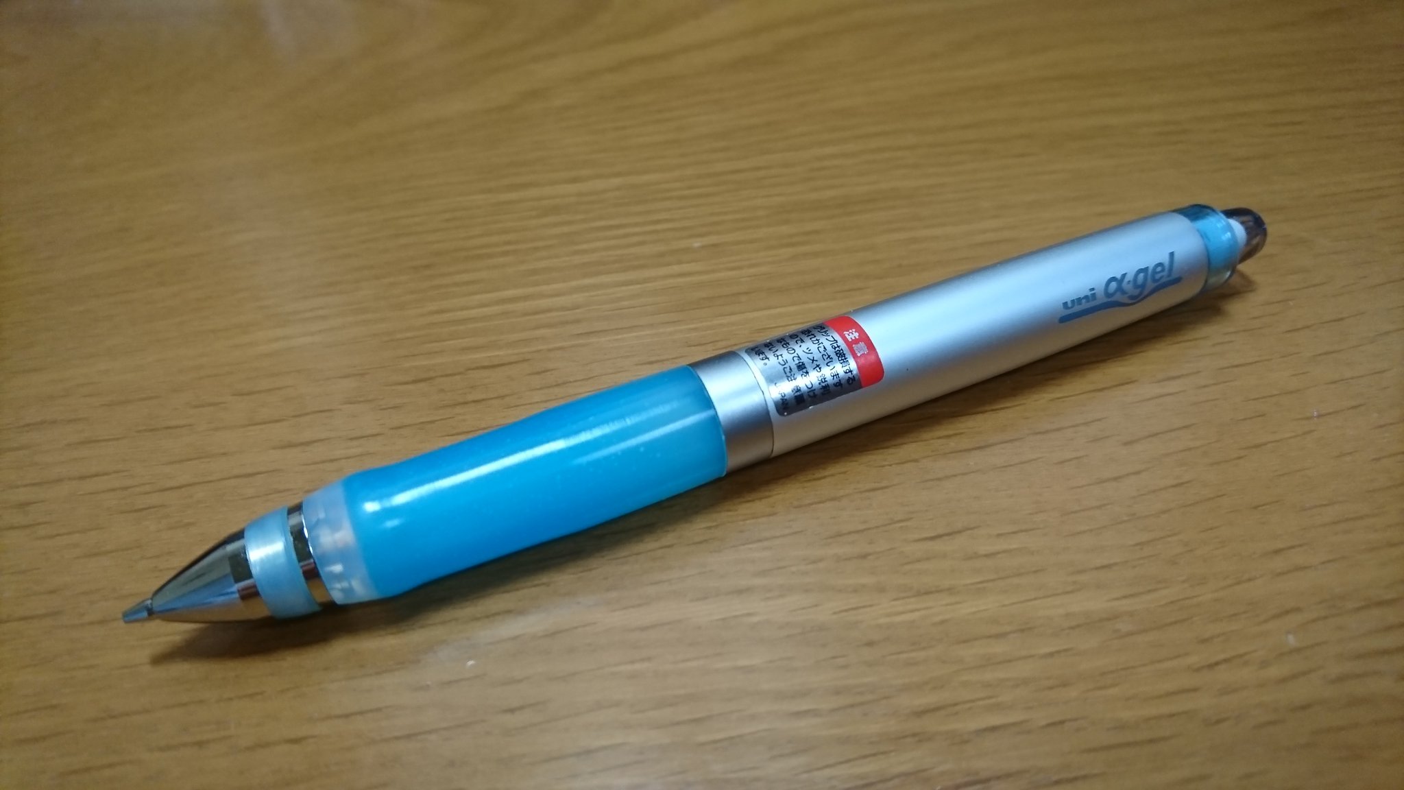 びすとろ Al Twitter 今日のシャーペン 三菱鉛筆のa Gel やわらかめ癒し系タイプ 重量 23g 長さ 14 3cm 値段 500円 特徴は形状記憶の柔らかいゲルグリップ 鉛筆のプニュグリップのような持ち心地 クリップが無いので手に支えて筆記の邪魔になることがない