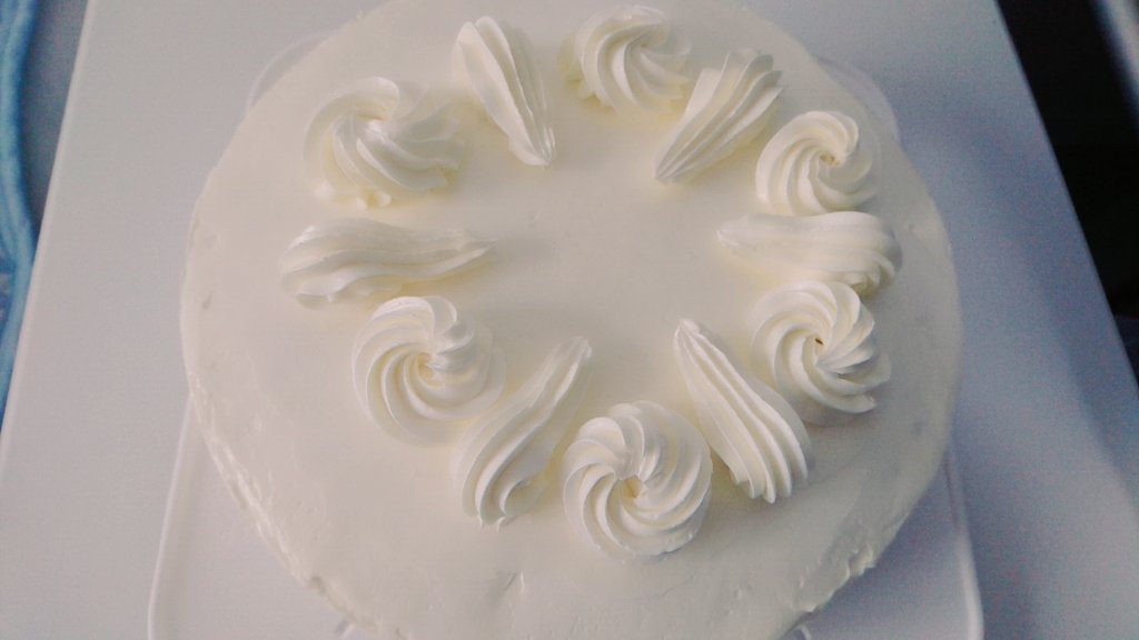 M O E M I お菓子垢 今日の実習は 久々 バタークリームケーキ 反省点しかないやつ ジェノワーズは気泡だらけ ナッぺはへたくそ 久々というのもあるけど 来週の木曜日検定とかむり 居残りしないとまずい 製菓実習 バタークリームケーキ