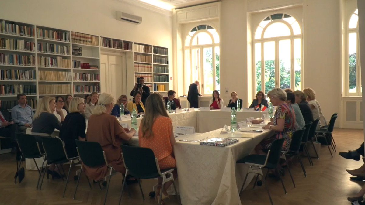 VNONCW's tweet photo. 'Vrouwen leiden tot innovatievere bedrijven' https://t.co/gZTLxzmugd Video-impressie handelsmissie #NLItaly #topvrouwen https://t.co/C8aaAmQLKN