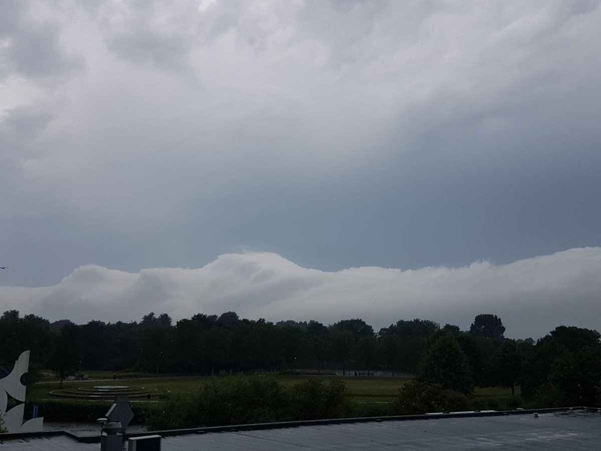NoodweerBenelux's tweet image. Indrukwekkende #wolkenformatie gaat gepaard met doortocht #koudefront nabij #Alkmaar (rolwolk). Natascha Dekker &amp;amp; facebook.com/NoodweerBenelu…