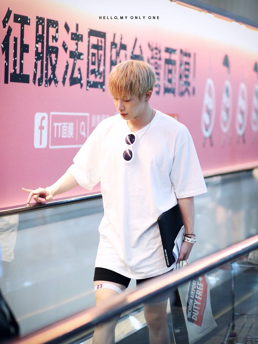 Protector_1ho's tweet photo. And can Wonho stop wearing barely there shorts???? 
A girl is dying over here please stop guys 😩💘🔥 https://t.co/5Pj1QxmMPi
