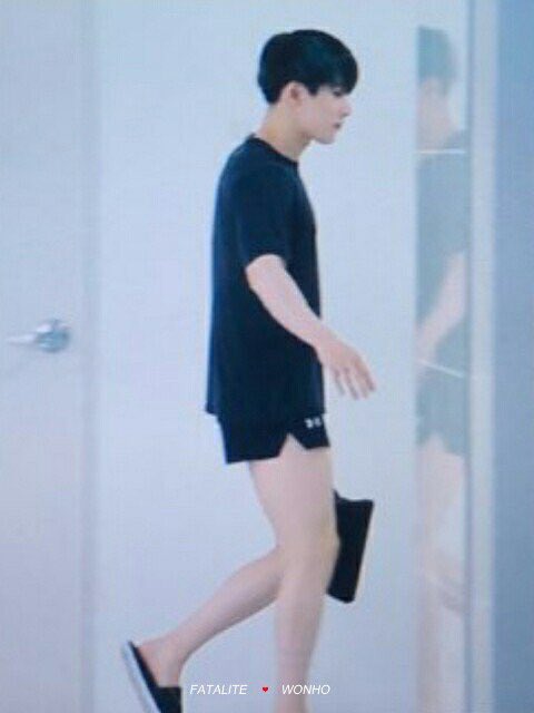 Protector_1ho's tweet photo. And can Wonho stop wearing barely there shorts???? 
A girl is dying over here please stop guys 😩💘🔥 https://t.co/5Pj1QxmMPi