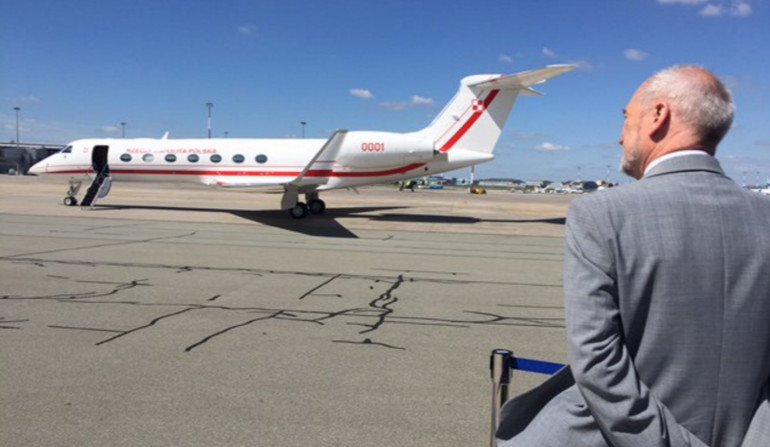 Defence24pl's tweet photo. The first Polish VIP #Gulfstream Jet Lands in Warsaw | #VIPjets https://t.co/8amJIyshCr https://t.co/YbLR3zrCwT