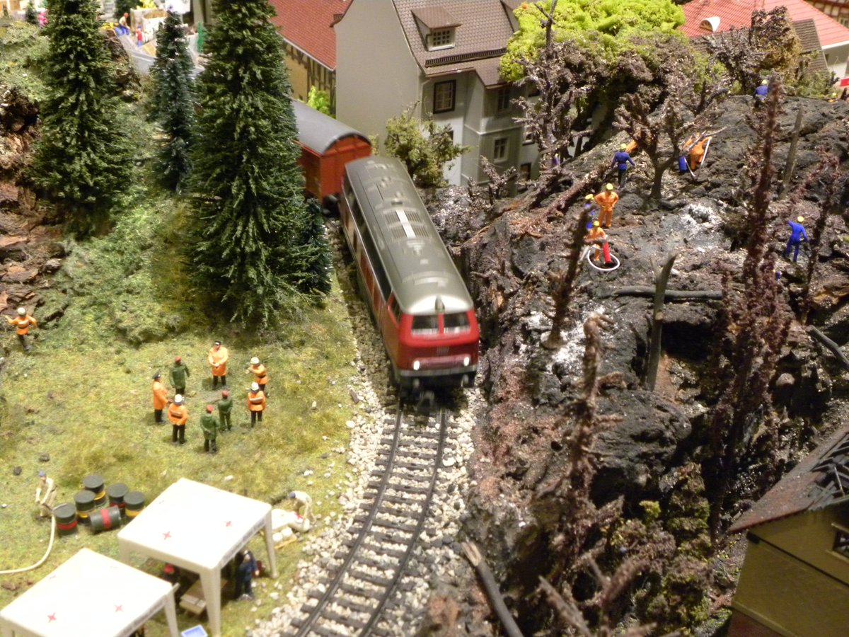 OsoyoosRailroad's tweet image. Some random shots from around the display. There are so many different things to spot. Forest fire, bridges, police cars, bands playing, etc