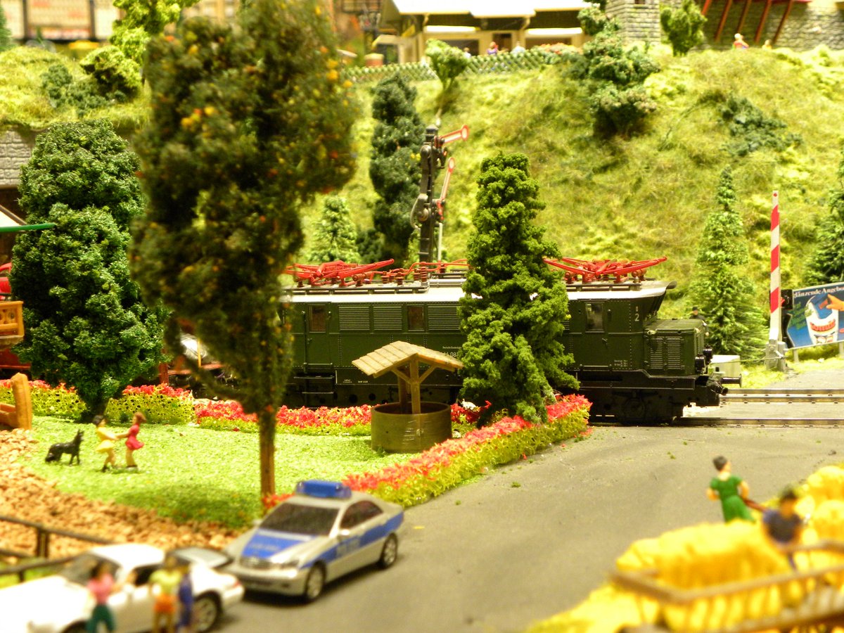 OsoyoosRailroad's tweet image. Some random shots from around the display. There are so many different things to spot. Forest fire, bridges, police cars, bands playing, etc